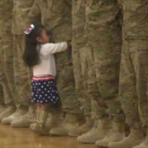 Little girl interrupts troop’s homecoming ceremony to give her dad a hug