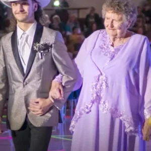 High-school senior takes his 92-year-old great-grandma to prom and they steal the show