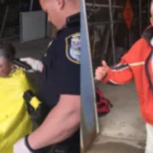 The homeless old man went to the police station and asked them to take a shower, but the police officers completely transformed him!