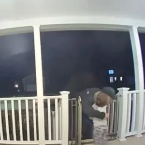 Sweet Toddler Hugs Pizza Delivery Man Not Knowing He’d Just Lost His Own Child