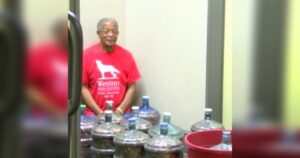 Man collects pennies for 45 yrs leaving bank tellers at a loss for words when he arrives to cash in