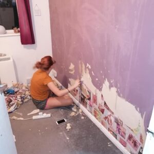 Girl decided to repair her room on her own and tore off the wallpaper. Her parents were stunned!