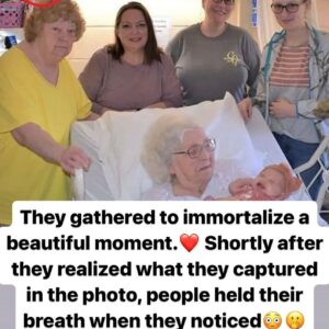 ‘This One Was Special,’ six generations of women exclaim as they pose for a sweet family photo