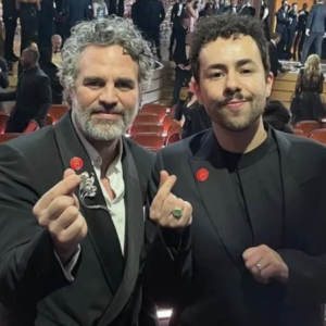 Did You Spot Hollywood Celebrities Wearing Red Pins At The Oscars – Here’s What It Means