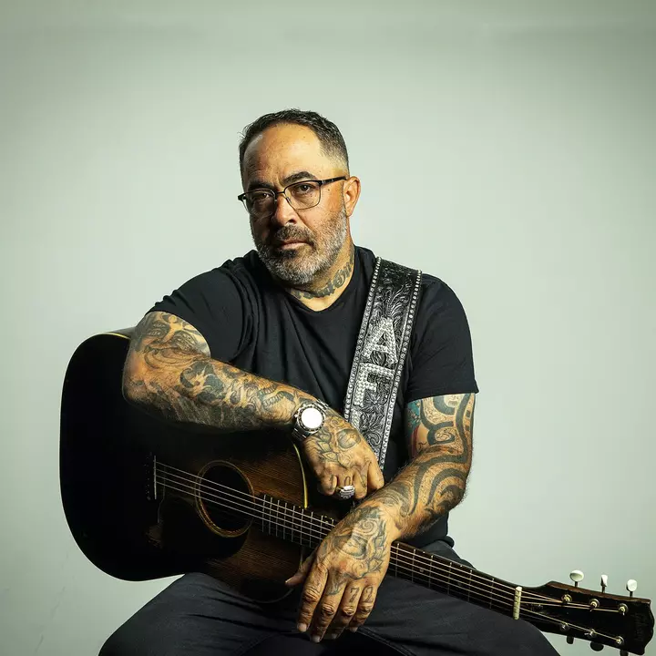 Aaron Lewis Stands Firm Against Leftist Cancel Culture and Champions Freedom in Music