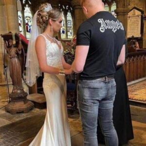 Man Shows Up To His Wedding in Jeans And A T-Shirt, And People Were Furious