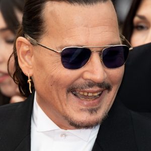 Johnny Depp’s Fans Notice His ‘Rotting’ Teeth after He Held Back Tears Following 7-Minute Standing Ovation