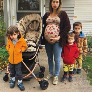 Mom Sells Old Stroller to Feed 4 Kids, Finds It on Her Doorstep the Next Day with Note Inside – Story of the Day.