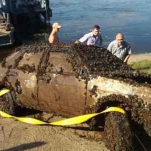 Bomb discovery! He accidentally found a car at the bottom of the river and called the police